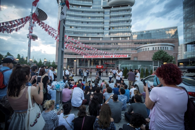 CHP’liler parti genel merkezinin önünde oturma eylemi yaptı